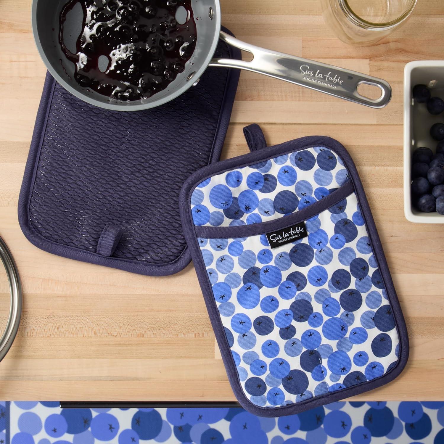 SUR LA Table Kitchen Essentials Fresh Blueberries Fruit Potholder 2-Pack Set, Heat Resistant, 100% Cotton, Flexible Non-Slip Silicone Grip, Blue/White, 7″x10″(Blue/White) - view 2