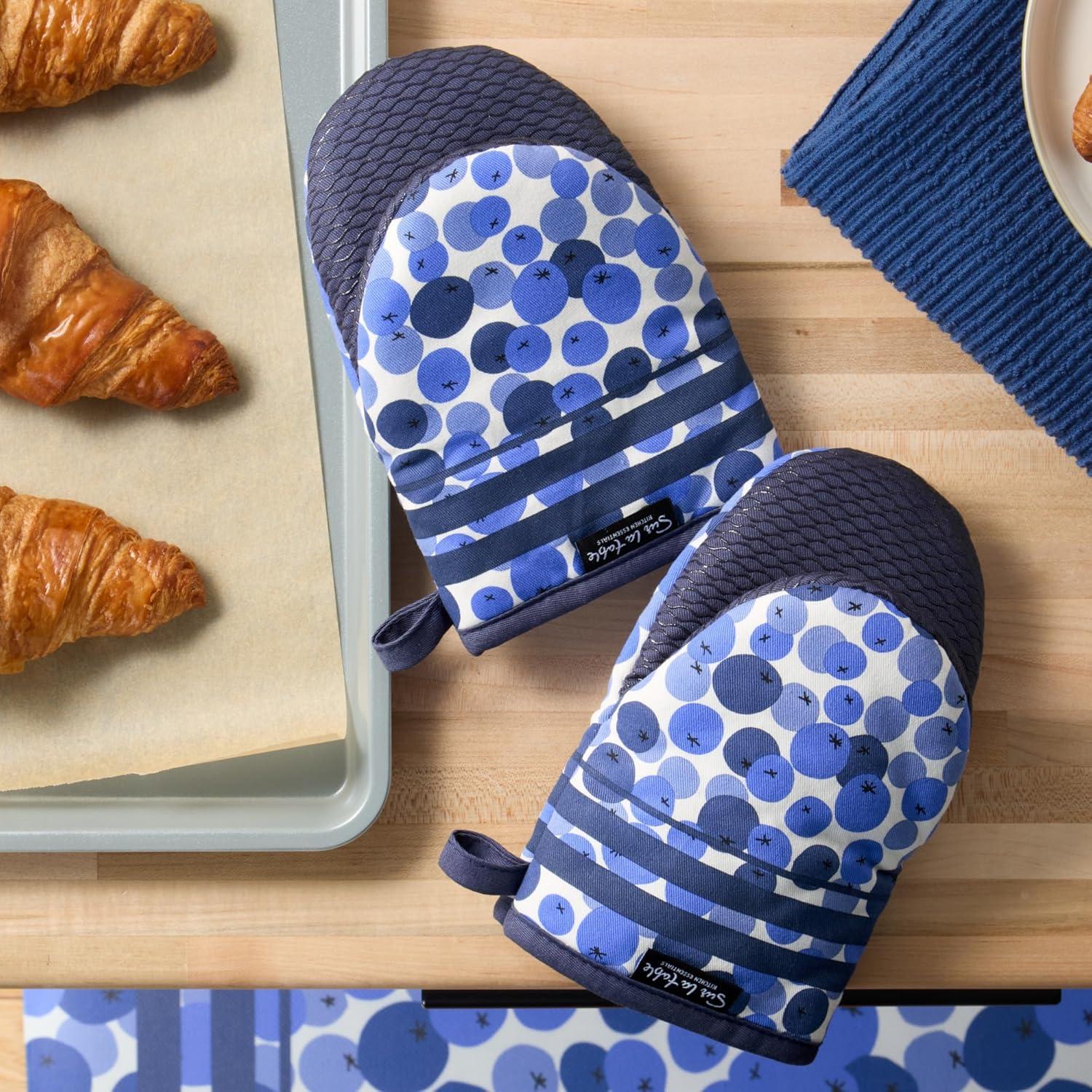 SUR LA Table Kitchen Essentials Quirky Strawberries Fruit Mini Oven Mitt 2-Pack Set, Heat Resistant, 100% Cotton, Flexible Non-Slip Silicone Grip, Pink/Green/Cream, 5.5″x8″(Blue/White) - view 2