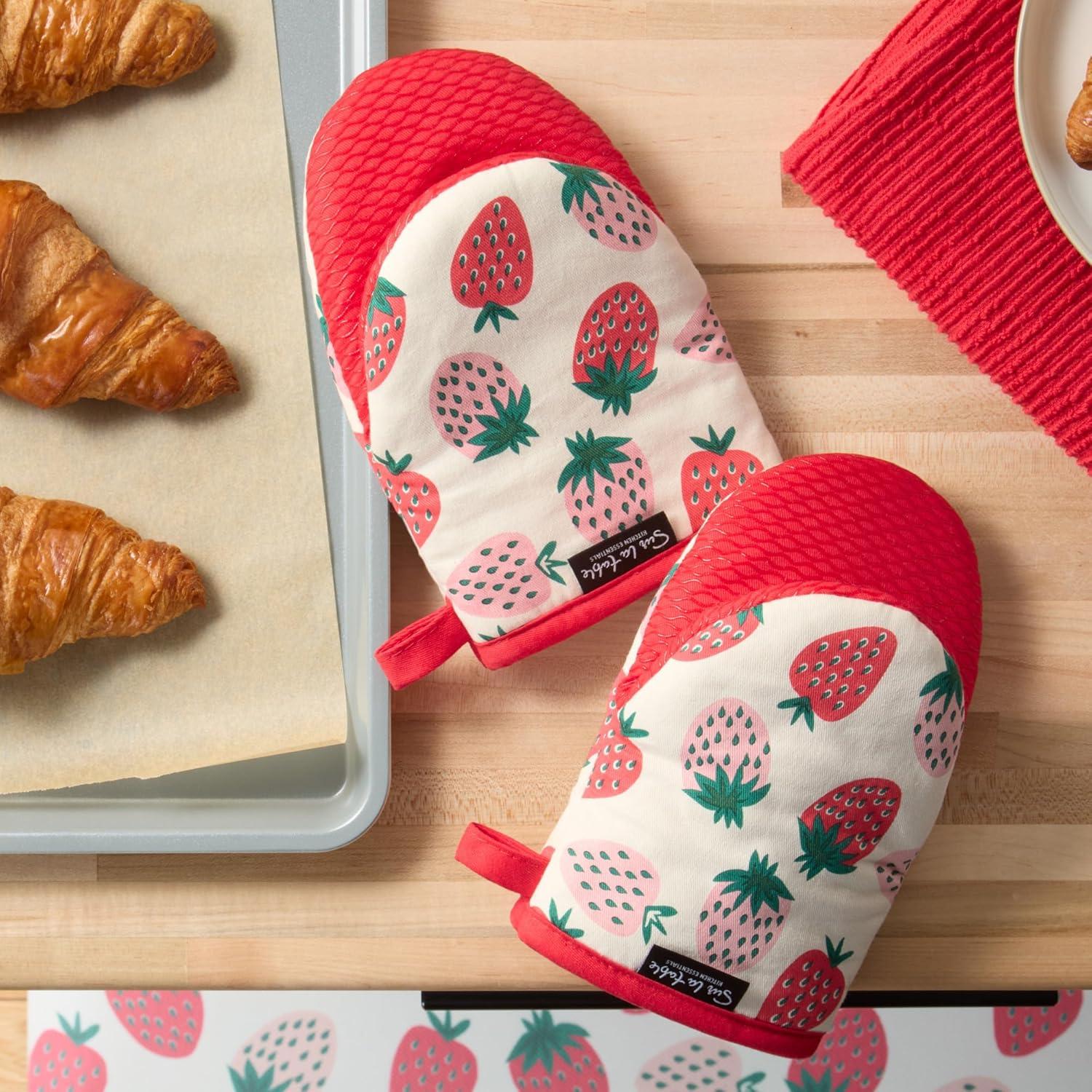SUR LA Table Kitchen Essentials Quirky Strawberries Fruit Mini Oven Mitt 2-Pack Set, Heat Resistant, 100% Cotton, Flexible Non-Slip Silicone Grip, Pink/Green/Cream, 5.5″x8″(Pink/Green/Cream) - view 2